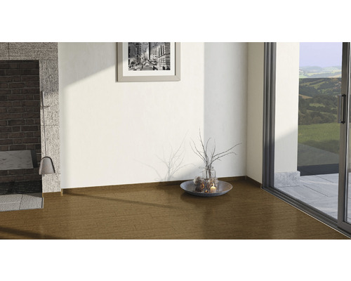 Heller Raum mit Holzboden, Dekoration und einem Bild an der Wand