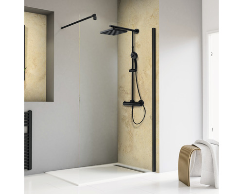 Begehbare Dusche mit schwarzer Duscharmatur und weißer Duschwanne