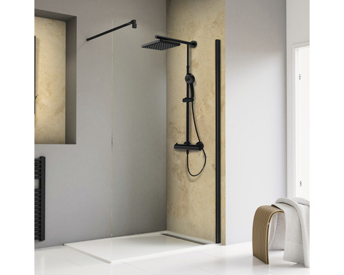 Badezimmer mit Duschkabine, Duscharmatur und Duschwanne