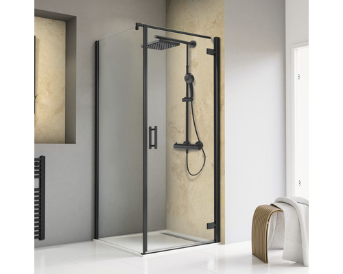 Pendeltür mit Seitenwand Schulte ExpressPlus TouraPlus 800x800x2000 mm Festteil links Echtglas Klar hell schwarz mit schmutzabweisender Glasbeschichtung Duschkabine mit schwarzem Rahmen und Duscharmatur in einem Badezimmer