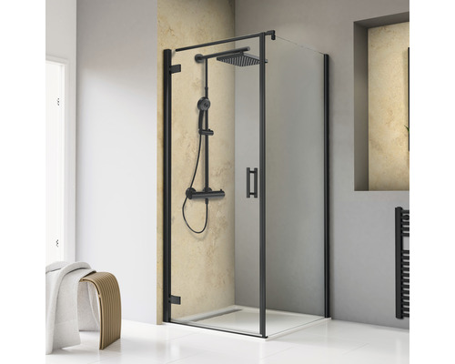 Pendeltür mit Seitenwand Schulte ExpressPlus TouraPlus 900x900x2000 mm Festteil recht Echtglas Klar hell schwarz mit schmutzabweisender Glasbeschichtung Duschkabine mit schwarzem Rahmen und Duscharmatur im Badezimmer