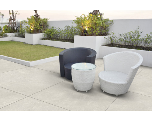 Terrasse mit Gartenmöbeln und Steinzeugfliesen