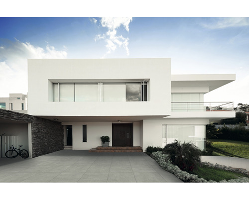 Modernes Haus mit grauer Fliesenauffahrt und minimalistischem Design.