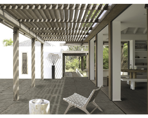 Außenbereich mit Holzpergola, Fliesenboden und minimalistischem Design