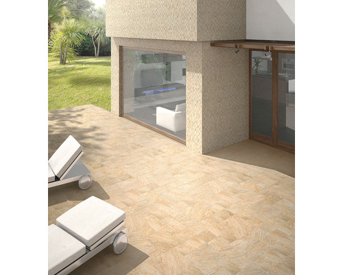Feinsteinzeug Dekorfliese Quarzite Arena 32x62,5 cm beige glänzend Außenbereich mit hellen Bodenfliesen und Liegestühlen