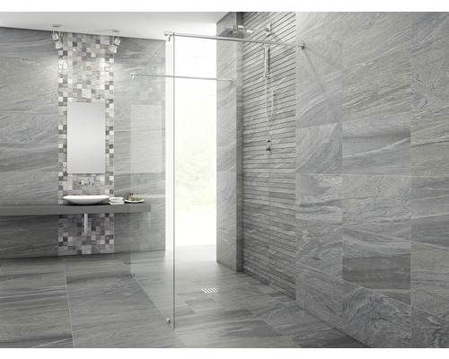 Badezimmer mit grauen Fliesen, Dusche und Waschbecken