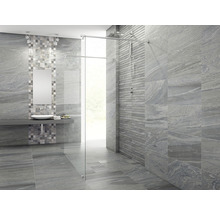 Badezimmer mit grauen Fliesen, Dusche und Waschbecken