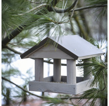 Hängendes Vogelhaus aus Holz im Baum