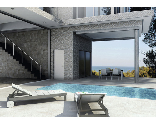 Außenbereich mit Schwimmbecken, Liegestühlen und Sitzgruppe