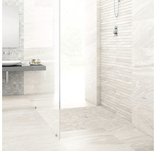 Helles Badezimmer mit Dusche, Waschtisch und Fliesen