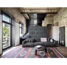 Wohnzimmer mit Sofa, Teppich und Ziegelwand