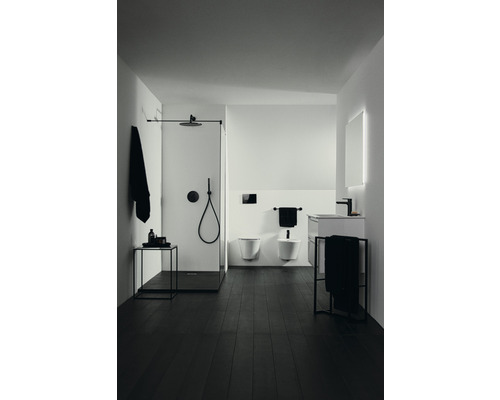 Badezimmer mit Dusche, Waschbecken, Toilette und Bidet in einem modernen Design