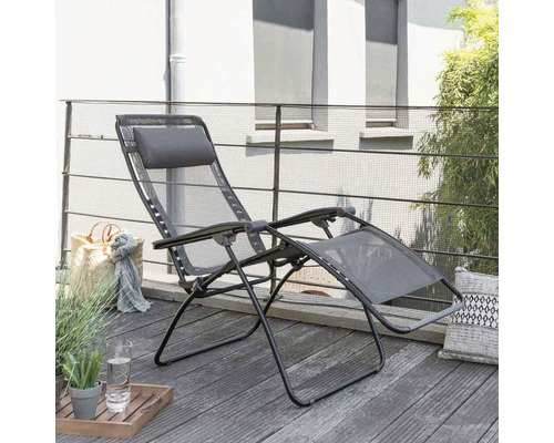 Gartenliege mit Kopfkissen auf einem Balkon