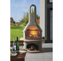 Gemauerter Grill mit Grillgut und Holz auf einer Terrasse