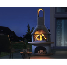 Außenbereich mit Grillkamin, Stuhl, Tisch, Getränk und Holz