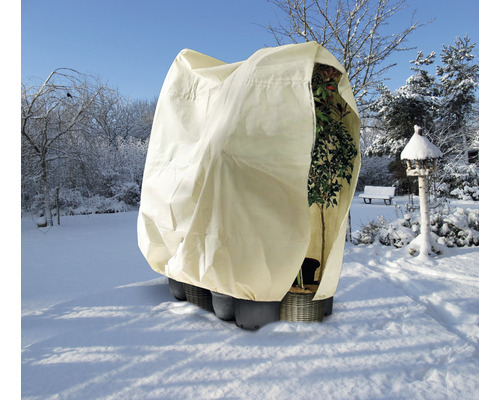 Pflanzenschutzhaube im verschneiten Garten