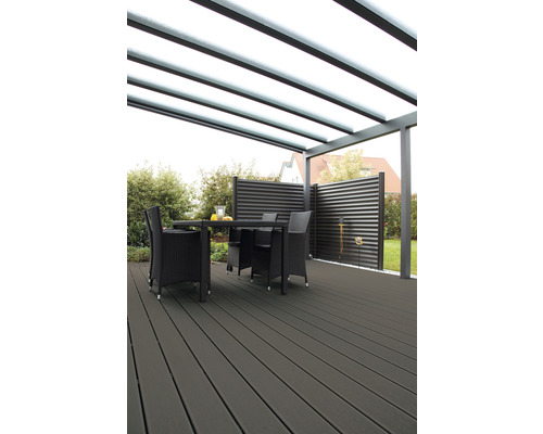 Terrasse mit Überdachung, Sichtschutzwand und Sitzgruppe im Garten