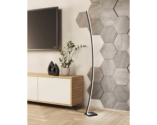 Szene mit LED Stehlampe, Sideboard, Pflanze und Fernseher