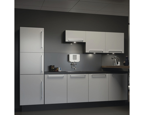 Moderne Küche mit Ober- und Unterschränken, Spüle und Durchlauferhitzer.