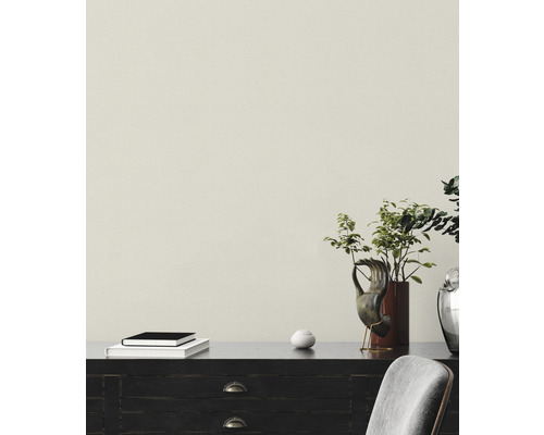 Innenraum mit Kommode, Dekoration und Stuhl.