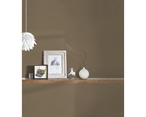 Dekorative Tapete in Wohnraum mit Regal und Dekoration