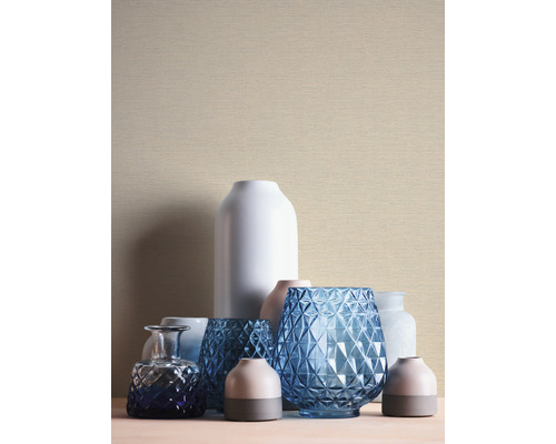 Arrangement aus Vasen in verschiedenen Formen und Materialien