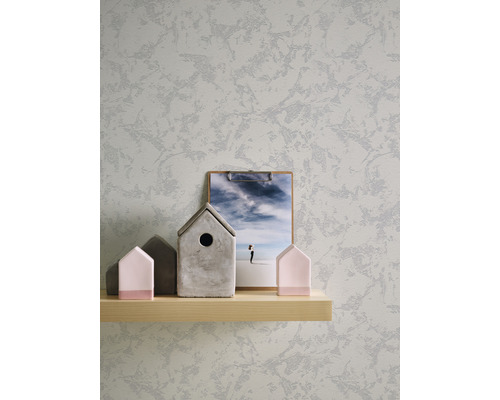 Helle Wandgestaltung mit Dekorationen auf einem Regal