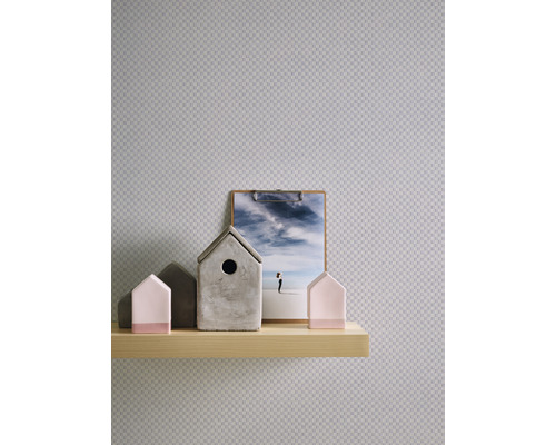 Dekorative Elemente auf einem Regal vor einer strukturierten Tapete