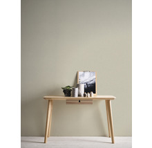 Heller Holzschreibtisch mit Schublade, Dekoration und Bild an der Wand.