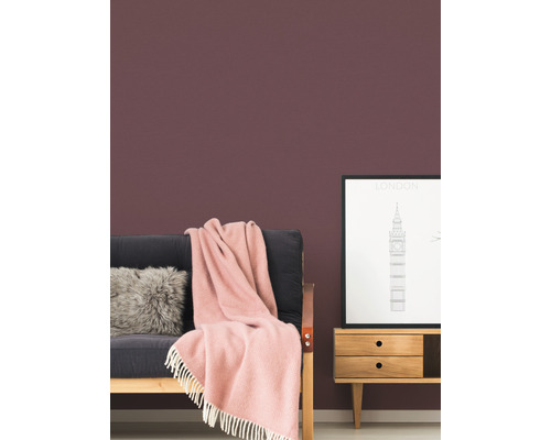 Wohnzimmer mit Sofa, Kissen, Decke, Kommode und gerahmtem London-Bild