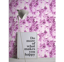Wohnraum mit Blumentapete, Stehlampe und gerahmtem Spruch