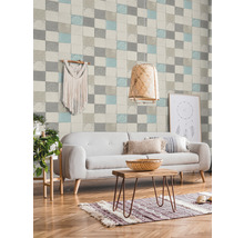 Wohnzimmer mit Sofa, Holztisch, Dekoration und Wandtapete im Fliesendesign