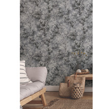 Wohnraum mit grauer Baum-Tapete, Sofa und Dekoration für eine gemütliche Atmosphäre.
