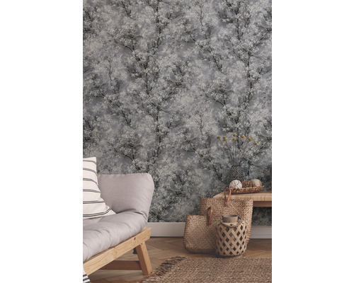 Wohnraum mit grauer Baum-Tapete, Sofa und Dekoration für eine gemütliche Atmosphäre.