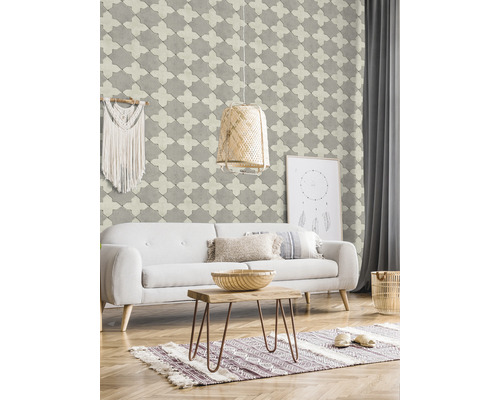 Wohnzimmer mit Sofa, Holztisch und gemusterter Tapete im Retro-Stil