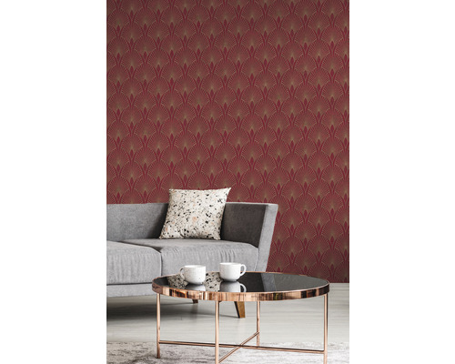 Wohnzimmer mit Art-Déco-Tapete, Sofa und Tisch