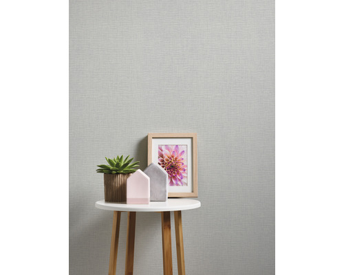 Nahaufnahme einer strukturierten Tapete mit Dekoration auf einem Tisch