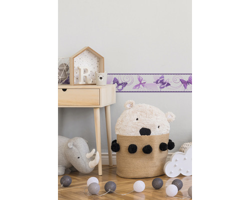 Kinderzimmer mit Bordüre, Tisch und Spielzeug