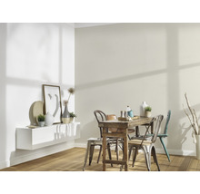 Helles Esszimmer mit Holztisch, Stühlen und dekorativen Elementen an der Wand