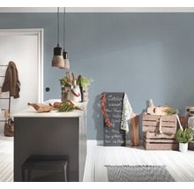 Helle Küche mit Kücheninsel, Dekorationen, Kreidetafel und Holzkisten