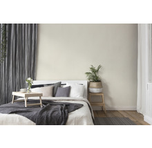 Helles Schlafzimmer mit Bett, Nachttisch und Dekoration