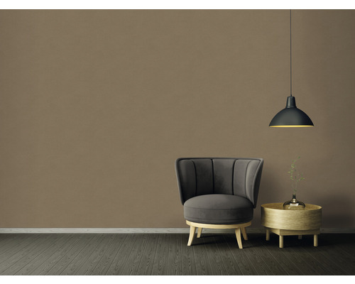 Zimmeransicht mit Sessel, Beistelltisch und Pendelleuchte