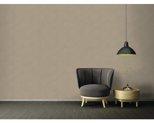 Inneneinrichtung mit Sessel, Beistelltisch und Hängelampe vor einer beigen Wand