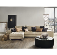 Wohnzimmer mit Ecksofa, Polsterhocker und Schrank