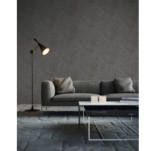 Wohnzimmer mit Sofa, Stehlampe und Couchtisch auf Teppich