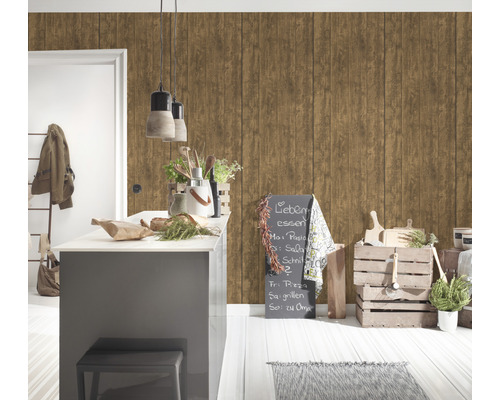 Küche mit Kücheninsel, Dekoration und Wandtapete in Holzoptik