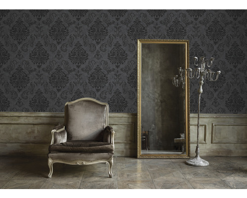 Dekorative Barocktapete mit Sessel, Spiegel und Kerzenständer in einem eleganten Raum