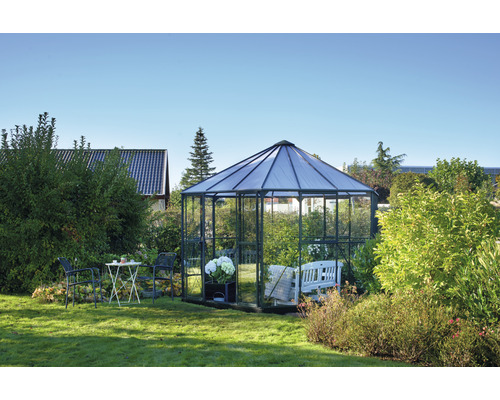 Gartenpavillon mit Sitzgelegenheiten im begrünten Garten