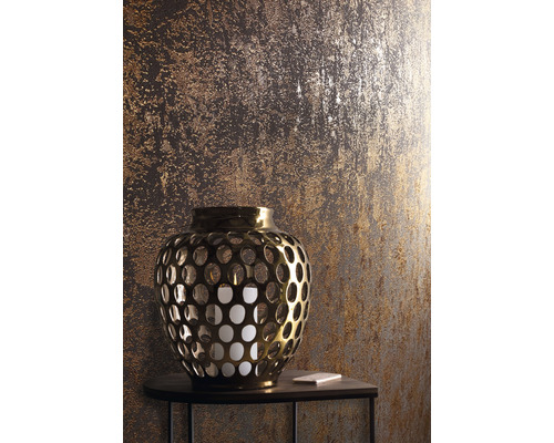Dekorative Tapete mit metallischem Effekt und goldener Laterne auf einem Tisch