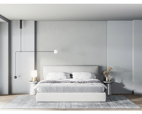 Schlafzimmer mit Bett, Nachttischen und Beleuchtung